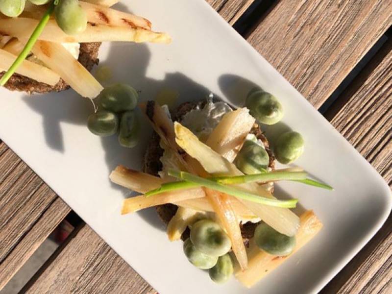 Asperges op een toastje met ricotta